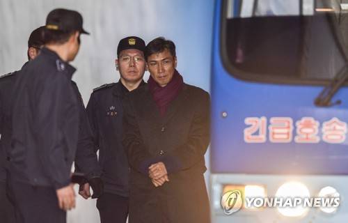 안희정 실형 (서울=연합뉴스) 한상균 기자 = 1일 지위이용 비서 성폭력 혐의로 2심에서 실형을 선고받은 안희정 전 충남지사가 서울중앙지법에서 호송차에 오르고 있다. 2019.2.1 xyz@yna.co.kr