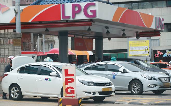 서울 시내의 한 LPG 충전소에서 택시들이 줄지어 서있다.(사진=연합뉴스)