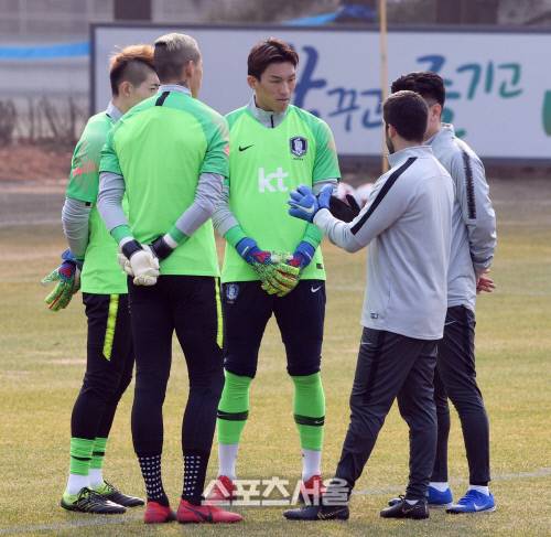 조현우와 김승규, 구성윤이 지난 19일 오후 파주 축구대표팀트레이닝센터(NFC)에서 훈련에 임하고 있다.  파주 | 배우근기자 kenny@sportsseoul.com