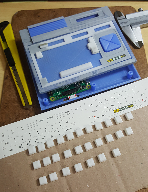 (3D 출력물을 하나씩 작업해서 얹고.. 글자를 위해 데칼 스티커 작업을 진행) / 마피님 사진 제공