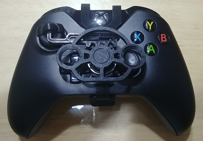 (3D프린터로 제작된, 엑스박스원 컨트롤러 전용 레이싱 컨트롤러) / 쥰지님 사진 제공