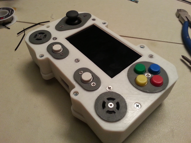 (상당히 견고한 모습을 보이는 게임기의 모습)