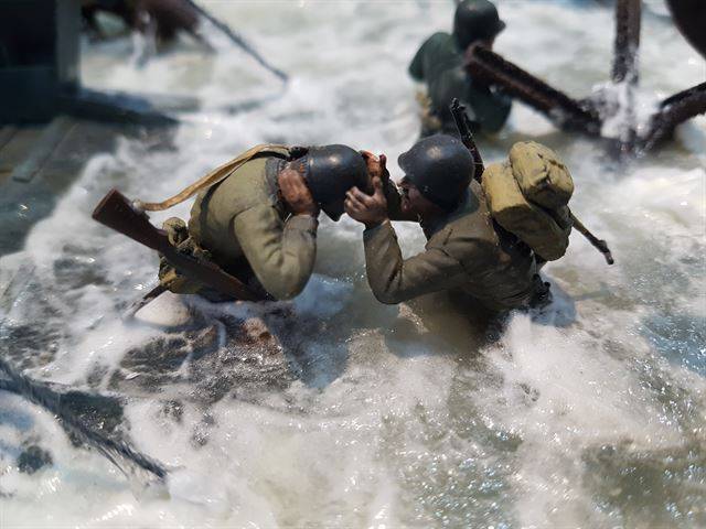국립과천과학관에서 전시중인 전우석 작가의 '잘못된 상륙작전' 디오라마. 영화 '라이언일병 구하기' 첫 장면을 디테일하게 표현한 게 압권이다. 포탄으로 귀를 막고 괴로워 하는 군인 모습.