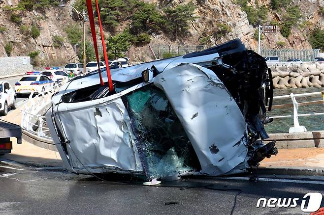 지난 26일 오전 강원도 강릉시 강동면 금진리 해안도로 앞 바다에 5명을 태운 승용차가 추락해 전원이 숨지는 사고가 발생했다. 사고차량이 육지로 인양되고 있다./사진=뉴스1