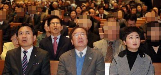 자유한국당 김진태(사진 앞줄 왼쪽)의원, 강효상(〃〃가운데)의원, 바른미래당 이언주 의원(〃〃오른쪽), 김문수 전 경기지사(〃 뒷줄 왼쪽에서 두번째) 등이 지난 26일 서울 정동제일교회에서 열린 '우남 이승만 건국대통령 탄신 144주년 기념식'에 참석해 있다. 연합뉴스