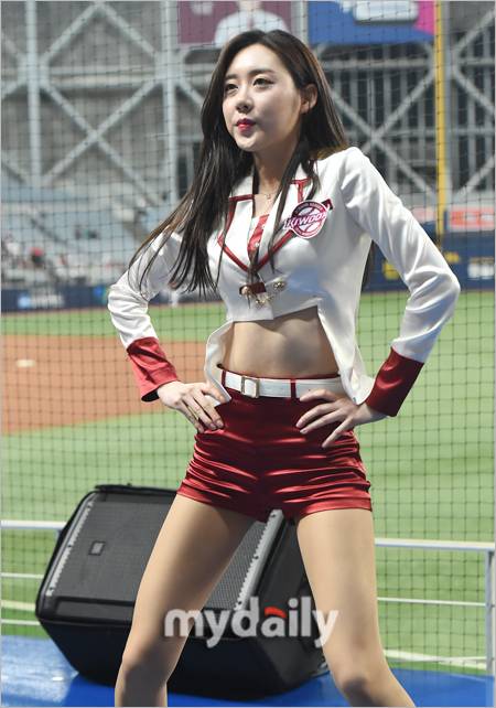 [MD포토] 치어리더 정지호 '청순 미모에 울퉁불퉁 복근'