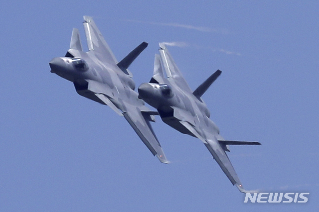 【주하이=AP/뉴시스】중국 차세대 스텔스 전투기 젠(殲)-20이 편대비행을 선보이고 있다. 2018.11.07