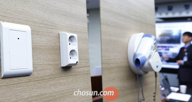 지난 20일 오전 경찰이 공개한 숙박업소 몰래카메라. 콘센트와 헤어 드라이기 안에 1㎜ 크기 카메라 렌즈가 설치돼 있다. 모텔을 비롯한 숙박업소에서 몰래카메라 범죄가 빈번해지자 젊은 커플들이 발길을 끊고 있다. / 조인원 기자