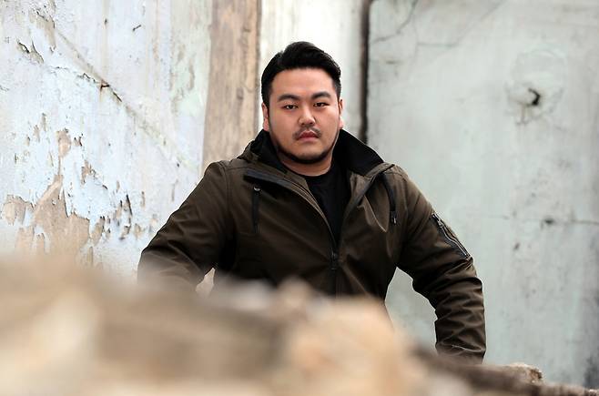 소설 ‘우럭 한점 우주의 맛’으로 올해 젊은작가상 대상을 받은 박상영 작가가 지난 21일 서울 공덕동 한겨레신문사 주변에서 사진을 찍고 있다. 강재훈 선임기자 khan@hani.co.kr