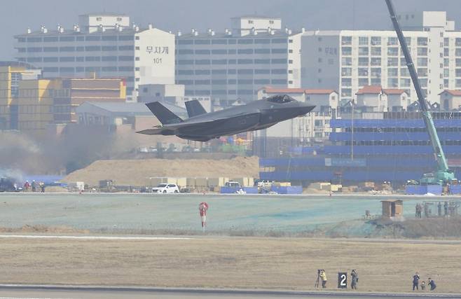 우리나라 사상 첫 스텔스 전투기인 F-35A가 29일 오후 충북 청주 공군 제17전투비행단 기지에 착륙하고 있다.프리랜서 김성태