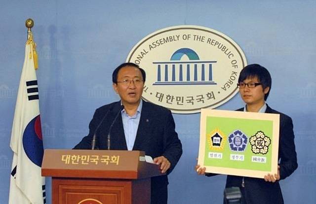 ▲ “이미 입법부를 제외한 사법부와 행정부는 한글로 된 표기를 쓰고 있습니다. 그럼에도 민의의 전당이라는 국회는 여전히 나라 ‘국’자인지 ‘혹’자인지 모를 한자를 쓰고 있습니다. 저는 이 나라 ‘국’자를 우리 이자스민 의원이 읽고 쓸 수 있을지 의문입니다. 그리고 국회가 대변하고자 하는 것은 한문을 잘 이해하는 국민만 대변하는 것이 아니라 한글만 이해하는 국민도 대변하고자 함인데 이런 식으로 국민들이 다 알기 어려운 한자를 고집하는 이유가 무엇인지 의문입니다.” 2012년 7월 19일 국회 정론관 기자회견. ⓒ 노회찬재단