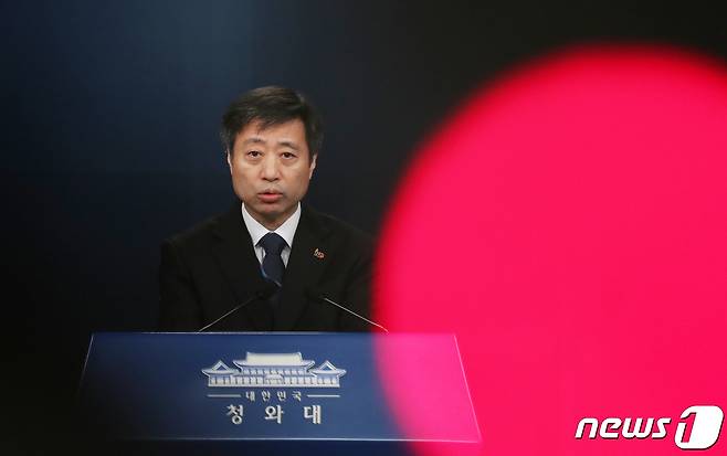 윤도한 국민소통수석이 31일 청와대 춘추관 브리핑룸에서 아들 호화 유학 및 해외 부실학회 참석 의혹 등으로 논란이 제기된 조동호 과학기술통신부 장관 후보자 지명 철회 발표를 하고 있다. 최정호 국토교통부장관 후보자는 이날 자진 사퇴했다. 2019.3.31/뉴스1 © News1 이승배 기자