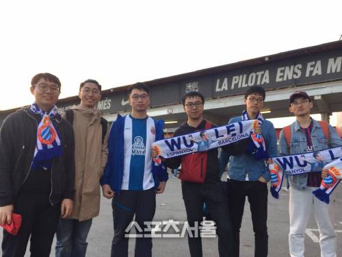 중국인들이 30일 FC바르셀로나-에스파뇰전에 직후 우레이 스카프를 들어올리며 포즈를 취하고 있다. 바르셀로나 | 박재영통신원