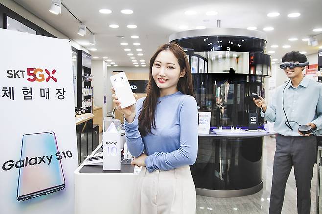 에스케이텔레콤은 삼성전자와 공동으로 4월1~5일 갤럭시S10 5G 예약 신청을 받는다. 에스케이텔레콤 제공