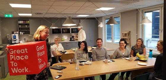 워킹맘인 카밀라 부사장이 '일하기 좋은 직장'이라고 씌인 상자를 들고 동료들과 담소를 나누고 있다.