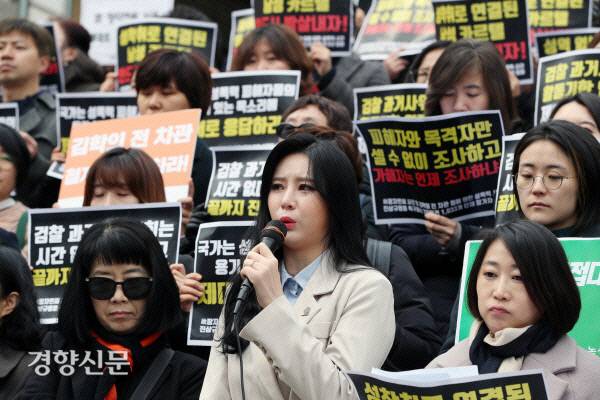 배우 윤지오씨와 한국여성의전화 등 단체 회원들이 15일 오전 서울 종로구 세종문화회관 계단에서 열린 기자회견에서 ‘김학의 전 법무부 차관 등에 의한 성폭력 사건’과 ‘고 장자연씨에 대한 강제추행 사건’에 대한 진상규명을 촉구하고 있다. 김정근 기자