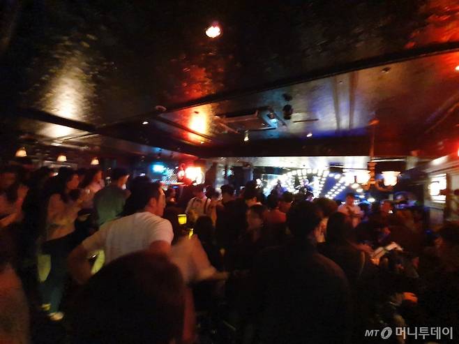 31일 새벽 1시 서울 강남구 청담동 한 라운지 바 무대 앞에 100여명의 사람들이 몰려 춤을 추고 있다. 이 사업장은 일반음식점으로 신고 한 후 유흥업소처럼 운영하다 최근 서울 강남구청의 단속에 걸렸다. /사진=최동수 기자