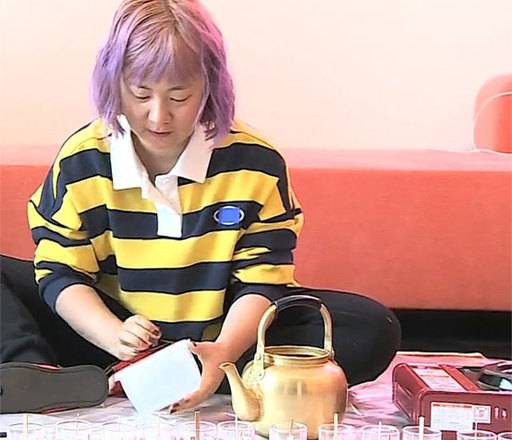 개그맨 박나래가 MBC 예능프로그램 ‘나 혼자 산다’에 출연해 향초를 만들고 있다.