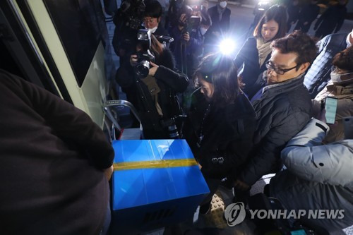 검찰 '김성태 의원 딸 특혜채용 의혹' KT 압수수색 (서울=연합뉴스) 김도훈 기자 = 자유한국당 김성태 전 원내대표의 자녀 특혜채용 의혹을 수사하는 서울남부지검 관계자들이 14일 오후 서울 광화문 KT사옥에서 압수수색을 마친 뒤 압수품을 옮기고 있다. 2019.1.14 superdoo82@yna.co.kr