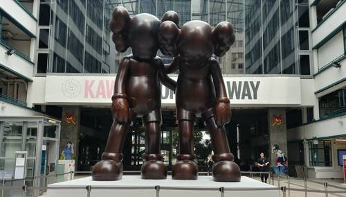 PMQ에 뜬 카우스 (홍콩=연합뉴스) 정아란 기자 = 29일 찾은 PMQ 앞에 'X' 캐릭터로 유명한 미국 팝아티스트 카우스의 대형 조각이 설치돼 있다. PMQ는 1951년 지어진 경찰 사택을 디자인 전문 공간으로 개조했다. 2019.3.31. airan@yna.co.kr