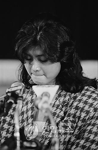 KAL858기 폭파범 김현희 기자회견 (서울=연합뉴스) 윤명남 기자 = KAL858기 폭파범 김현희(일본명 하치야 마유미)가 안기부에서 기자회견하고 있다. 1988.1.15 (끝)