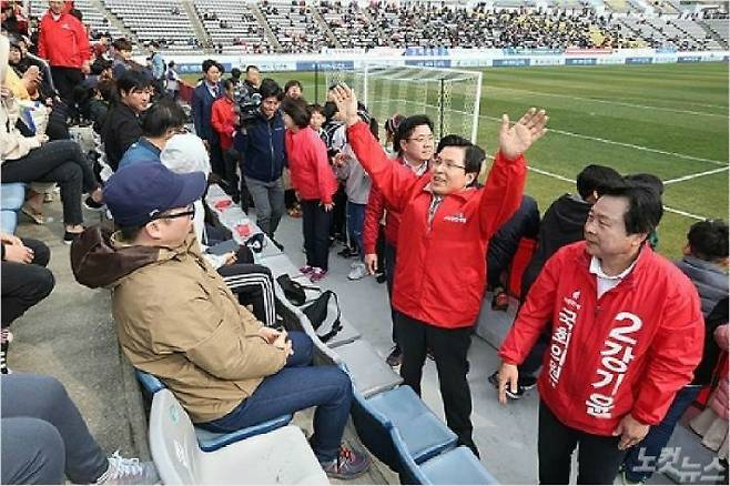 경남FC와 대구FC 경기가 열린 지난 30일 창원축구센터에서 자유한국당 황교안 대표와 창원성산 보궐선거 강기윤 후보가 관중석을 돌아다니며 지지를 호소했다. 구장 내 선거운동을 엄격히 금지한 한국프로축구연맹 규정을 들어 구단이 이를 제지했으나, 황 대표와 강 후보는 이름이 새겨진 옷을 벗고 지지활동을 한동안 계속했다. (사진= 자유한국당 홈페이지 캡처)