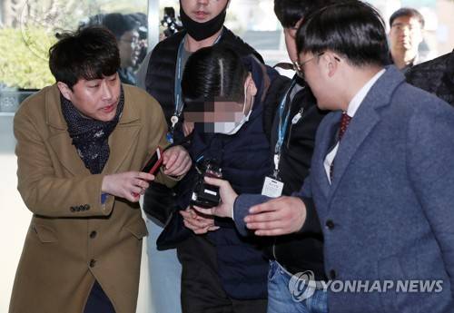 압송되는 SK그룹 창업자 손자 최모씨 (인천=연합뉴스) 윤태현 기자 = 마약 구매 혐의로 경찰에 붙잡힌 SK그룹 창업자 고 최종건 회장의 손자 최모(31)씨가 1일 오후 인천시 미추홀구 인천지방경찰청 광역수사대로 들어서고 있다. 최씨는 지난해 평소 알고 지낸 마약공급책으로부터 고농축 대마 액상을 5차례 구입한 혐의를 받고 있다. 2019.4.1 tomatoyoon@yna.co.kr