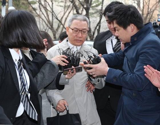 KT 인사 채용비리 의혹에 관여한 혐의를 받는 서유열 전 KT 홈고객부문 사장이 27일 오전 서울 양천구 서울남부지방법원에서 열린 구속 전 피의자심문(영장실질심사)에 출석하고 있다, 서 전 사장은 김성태 자유한국당 의원 딸의 특혜 채용을 포함해 총 6건의 부정 채용에 관여한 혐의를 받고 있다. 2019.3.27/뉴스1