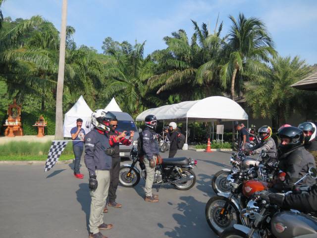 출발 준비를 마친 참가자들, 그리고 체커기를 휘두를 준비를 하고 있는 싯다르타 랄 CEO. 심지어 본인도 기자들과 함께 달렸습니다. 인터뷰 편에서 다시 소개하겠지만, 이 분도 엄청난 바이크 매니아라는 사실!