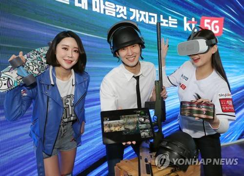 KT, 5G 서비스 관련 기자간담회 (서울=연합뉴스) 최재구 기자 = 2일 서울 광화문 KT사옥에서 열린 KT, 5G 서비스 관련 기자간담회에서 모델들이 다양한 5G 콘텐츠를 소개하고 있다. KT는 5일부터 본격적으로 5G 서비스를 시작하며 데이터를 부담 없이 사용할 수 있는 슈퍼플랜 요금제를 공개했다. 2019.4.2 jjaeck9@yna.co.kr