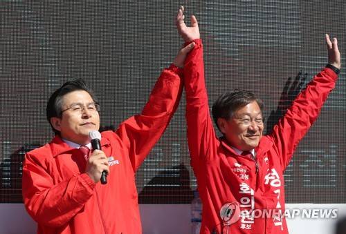 황교안·정점식 '지지호소' (통영=연합뉴스) 김동민 기자 = 자유한국당 황교안 대표가 2일 오전 경남 통영시 중앙동 충무데파트 인근에서 4·3 보궐선거에 출마한 정점식 후보(오른쪽)에 대한 지지를 호소하고 있다. 2019.4.2 image@yna.co.kr