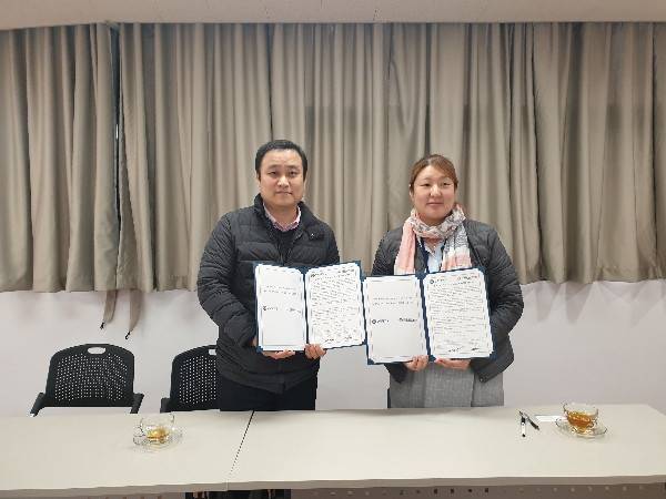 업무협약을 맺고 있는 김종희 교수와 박필선 서울숲데이케어센터장.