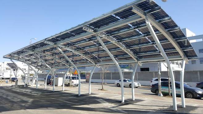 에코전력이 광주 평동산단 본사에 설치한 노프레임 양면형 태양광 모듈 실증단지.