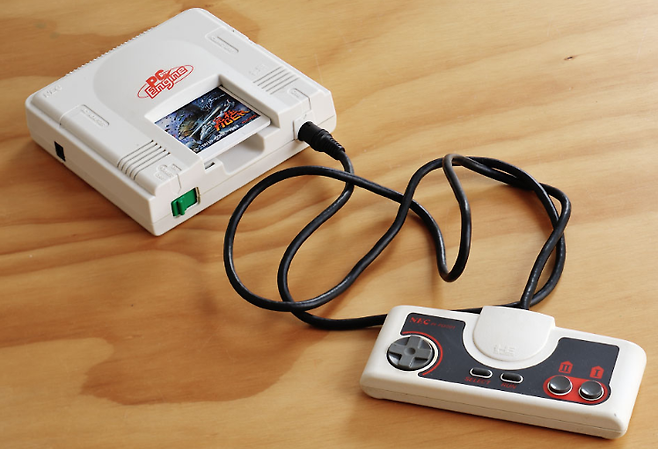 (PC엔진 초기형의 모습. 흰둥이라는 예명으로 불리우고 있다)