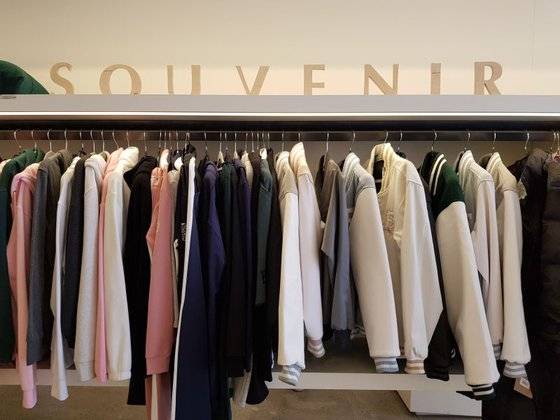 다양한 색깔의 이화여대 점퍼와 후드. [사진 서울관광재단]