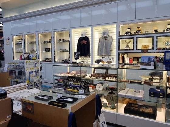 연세대 기념품숍 내부 모습 [사진 서울관광재단]