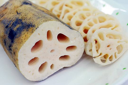 연근은 연꽃의 땅속줄기가 비대해지며 만들어진 것이다. 아삭아삭한 식감도 좋지만 껍질을 벗기고 잘라내면 단면이 마치 꽃 모양을 연상시켜 식탁을 돋보이게 하는 역할도 한다.   김선규 기자 ufokim@