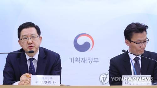 균형발전·조사기관 다원화…20년 만에 예타제도 개편 (세종=연합뉴스) 진성철 기자 = 이승철 기획재정부 재정관리관이 2일 세종시 정부세종청사 기획재정부에서 균형발전과 조사기관 다원화 등의 예비타당성조사 제도의 개편방향에 관해 설명하고 있다. 오른쪽은 임영진 타당성심사과장.  2019.4.3 zjin@yna.co.kr