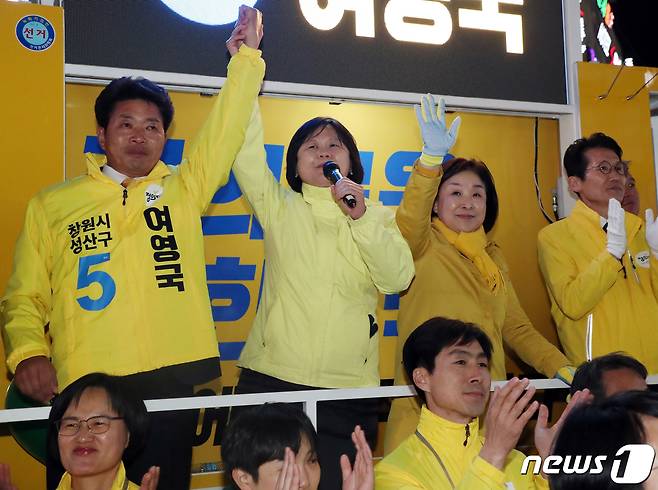 4.3보궐선거를 하루 앞둔 지난 2일 이정미 정의당 대표(가운데)가 경남 창원시 성산구 유탑사거리에서 열린 여영국 더불어민주당·정의당 창원성산 단일후보(왼쪽 첫번째) 마지막 유세에서 지지를 호소하고 있다. 2019.4.2/뉴스1 © News1 김명섭 기자