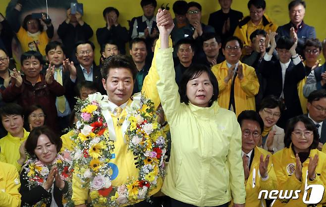 이정미 정의당 대표(앞줄에서 오른쪽)와 여영국 더불어민주당·정의당 창원성산 국회의원 단일화후보 당선자(앞줄에서 왼쪽)가 3일 경남 창원시 성산구 선거사무소에서 손을 잡고 환호하고 있다. 2019.4.3/뉴스1 © News1 김명섭 기자