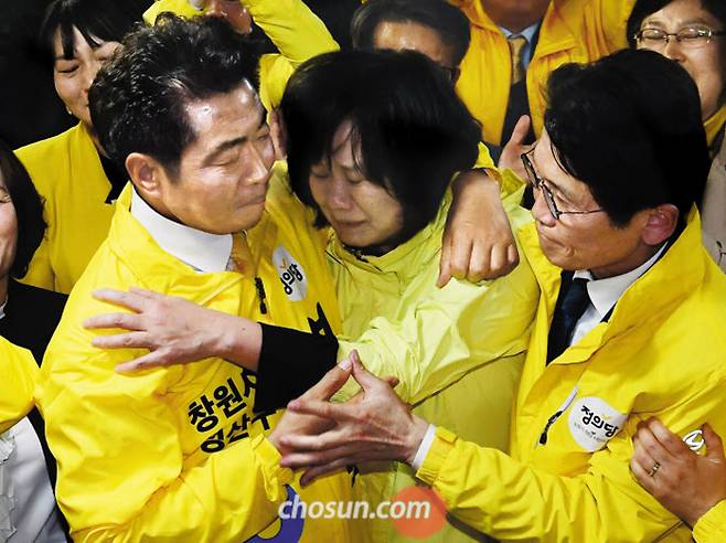 막판 역전에 울어버린 이정미 - 경남 창원 성산 보궐선거에 출마한 정의당 여영국(왼쪽) 후보가 3일 선거사무실에서 당선이 확정되자 눈물을 흘리는 이정미 당 대표를 끌어안고 기뻐하고 있다. /오종찬 기자