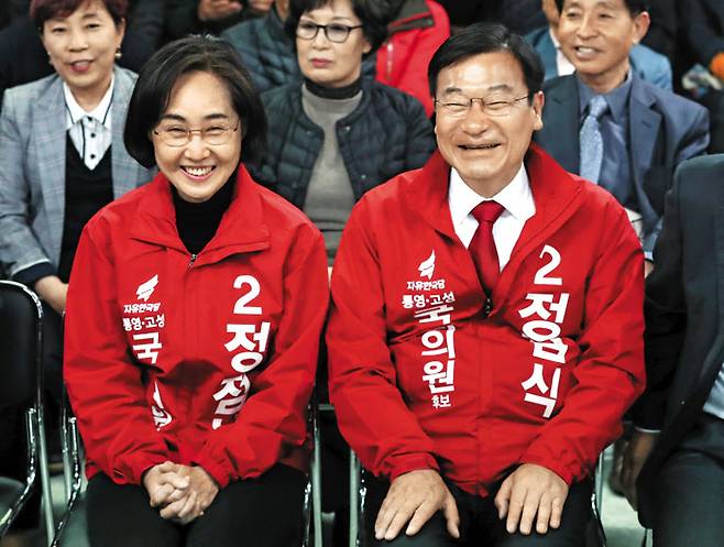 개표결과 지켜보는 정점식 내외 - 경남 통영·고성 국회의원 보궐선거에서 자유한국당 정점식(오른쪽) 후보가 3일 오후 통영 선거 사무실에서 부인 최영화씨와 함께 TV를 보며 웃고 있다. /연합뉴스