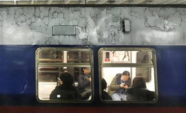 지난달 7일 오후 경기 고양시 지하철 3호선 대곡역 승강장에 들어선 서울교통공사 소속 346 편성의 외관 곳곳이 심하게 갈라져 있다. 해당 전동차는 1990년에 제작 도입된 것으로 30년째 운행 중이다. 서울교통공사의 경우 객차마다 4자리 숫자의 편성 번호가 표시돼 있는데 일반적으로 첫 자리 수는 호선을 뜻하고 두 번째는 객차 위치, 나머지 두 자리는 차량 고유번호다. 전체 편성 번호를 가리킬 때는 두 번째 숫자를 뺀 3자리 숫자만 쓴다.