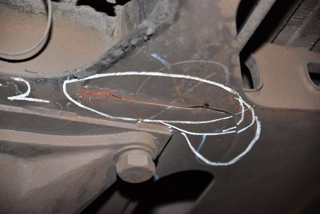 지난 2015년 3월 지축차량기지에 입고된 전동차의 센터피봇 접합부 균열. 위 구조도상 1번 박스 부분에 해당된다. 서울교통공사 노동조합 제공