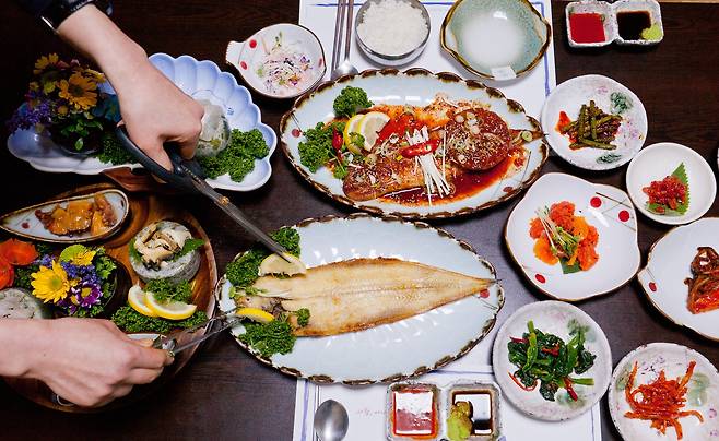 전북 군산을 여행하는 사람은 짬뽕과 단팥빵을 꼭 사 먹는다. 하나 진짜 군산의 맛을 느끼고 싶다면 군산 바다가 키운 생선도 먹어봐야 한다. 박대와 반지가 대표적이다. 사진은 새만금방조제 어귀 식당에서 먹은 박대 정식. 최승표 기자