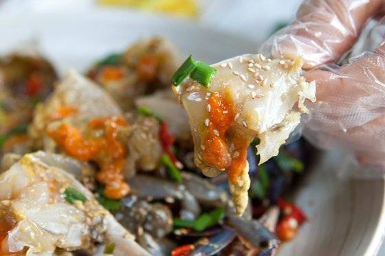 군산 계곡가든 꽃게장은 살과 생식소가 꽉 차 있는 암꽃게로 만든다. 최승표 기자