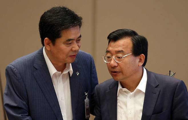 2013년 박근혜 정부 청와대의 곽상도 민정수석(왼쪽)과 이정현 정무수석 ⓒ 연합뉴스