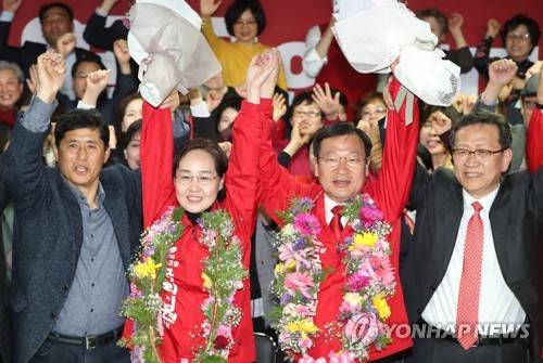 환호하는 정점식 후보 (통영=연합뉴스) 김인철 기자 =  4·3 국회의원 보궐선거 통영ㆍ고성에 출마한 자유한국당 정점식 후보가 통영시 선거사무실에서 당선이 확실시되자 환호하고 있다. 2019.4.3 image@yna.co.kr