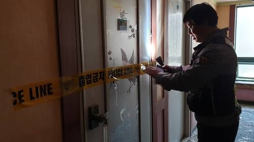 유튜버 들어간 폐건물 확인하는 경찰관 [울산 울주경찰서 제공]