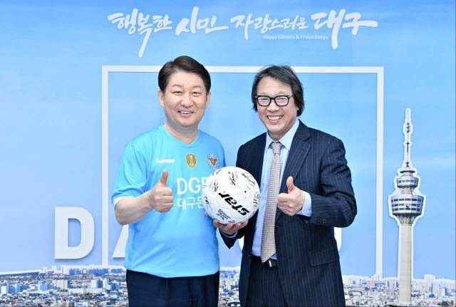 권영진 대구FC 구단주 겸 대구시장과 조광래 대구FC 사장     사진제공=대구시